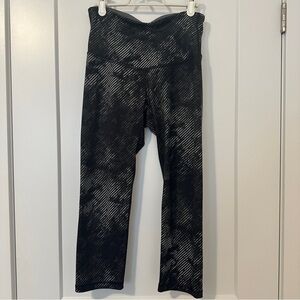 Old Navy Active Elevate Go- Dry Capris Size Small Women’s Patterned Black